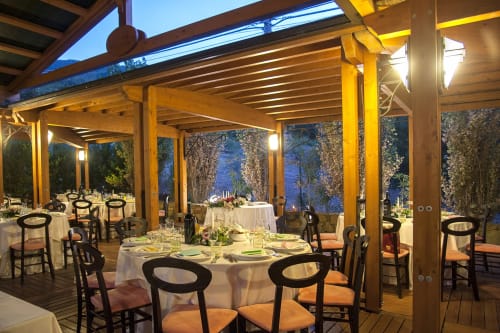 Elegante padiglione per cena all'aperto presso Hotel Ristorante alle Querce a Castelbuono con tavoli rotondi, travi in legno e atmosfera serale