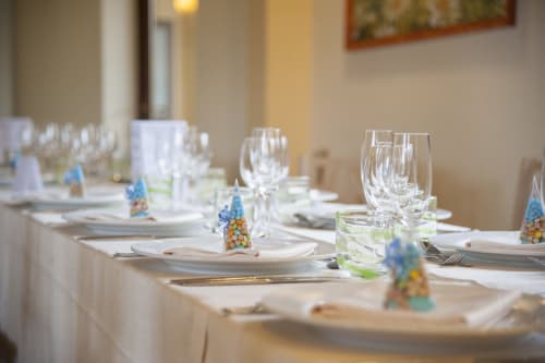 Elegante tavolo da pranzo formale presso l'Hotel Ristorante alle Querce di Castelbuono con coperto e bicchieri