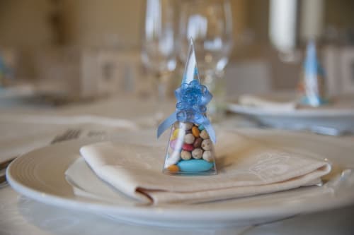 Bomboniera blu ricolma di caramelle su un elegante coperto all'Hotel Ristorante alle Querce di Castelbuono