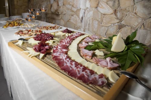 Tagliere di salumi e formaggi dell'Hotel Ristorante alle Querce di Castelbuono, con carni stagionate, formaggi e guarnizioni
