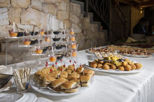 Esposizione di antipasti all'Hotel Ristorante alle Querce di Castelbuono con bocconcini gourmet, tramezzini e dolcetti
