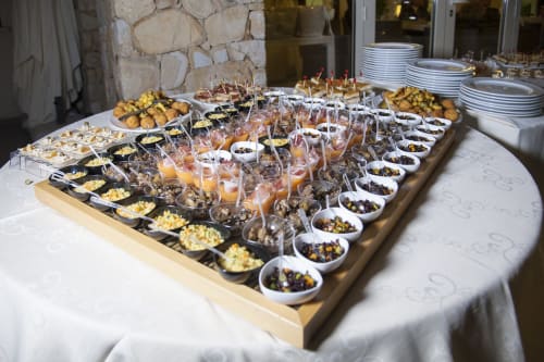 Elegante mostra di stuzzichini gourmet presso Hotel Ristorante alle Querce a Castelbuono con degustazioni raffinate