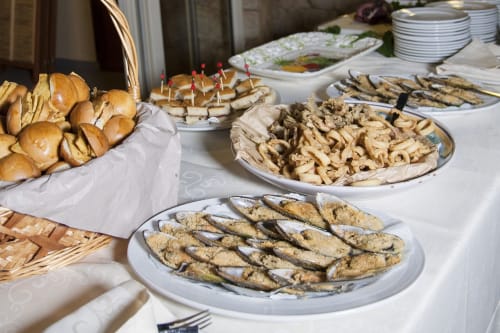 Buffet dell'Hotel Ristorante alle Querce con panini, frutti di mare, antipasti e vari piatti pronti