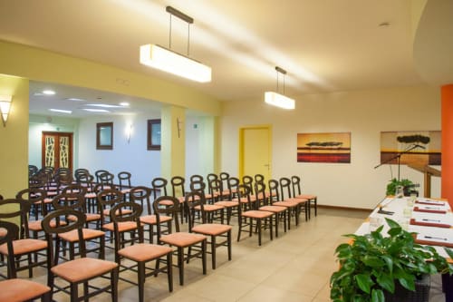 Sala da pranzo dell'Hotel Ristorante alle Querce a Castelbuono con sedie e tavoli in legno