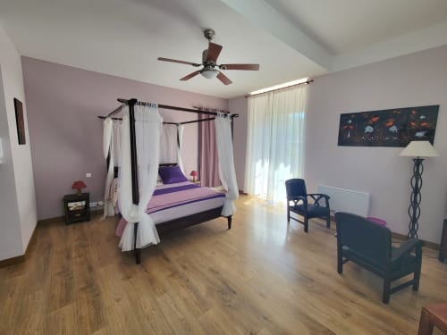 Chambre Violette spacieuse au Cadran Solaire avec lit à baldaquin violet, parquet et lumière naturelle