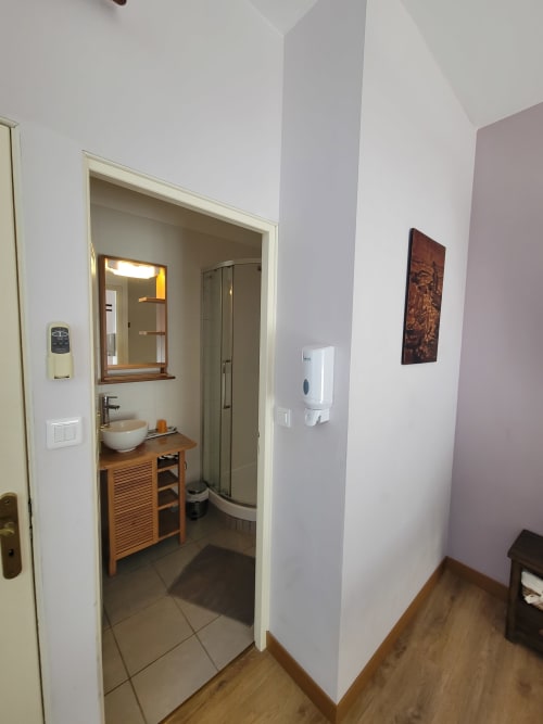 Entrée de la salle de bain dans la Chambre Violette du Le Cadran Solaire B&B à Courcelles, France