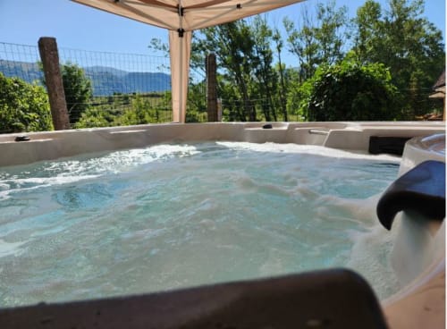 Vasca idromassaggio sulla terrazza con vista sulle montagne della villa Antico Chalet Momosa a Ovindoli, Italia