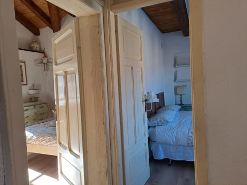 Corridoio con porte aperte che collegano le camere da letto nello Chalet Maxi Momosa presso l'Antico Chalet Momosa, villa di montagna a Ovindoli