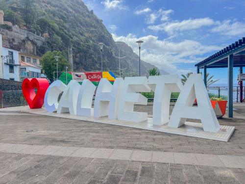 Instalação do painel « I Love Calheta » em Funchal, Madeira com penhascos litorâneos e vistas do oceano Atlântico