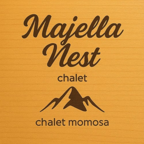 Insegna dello chalet Majella Nest con logo montano per l'Antico Chalet Momosa a Ovindoli
