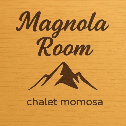 Cartello della Magnolia Room con illustrazione di montagna per lo Chalet Momosa, villa di montagna a Ovindoli
