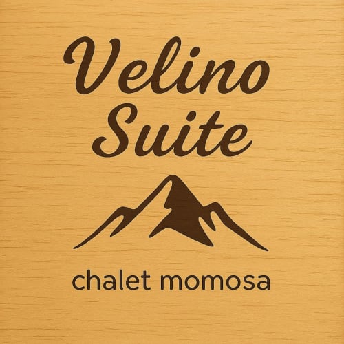Insegna in legno Velino Suite dello Chalet Momosa, resort di montagna a Ovindoli, Italia