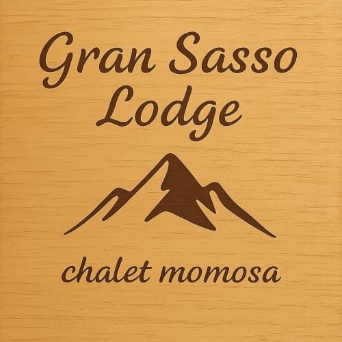 Insegna in legno Gran Sasso con sagoma montuosa, Antico Chalet Momosa a Ovindoli, Italia