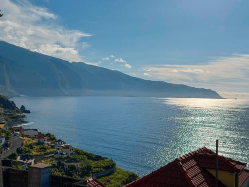 Vista do oceano Atlântico da villa Casa do Pico em Funchal, Portugal com penhascos costeiros e arquitetura à beira-mar