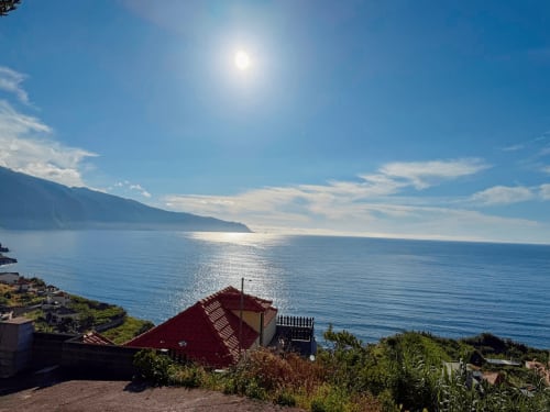 Villa Casa do Pico com telhados vermelhos vista para o oceano Atlântico e montanhas costeiras em Funchal, Portugal