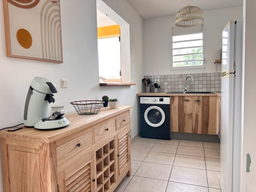 Cuisine moderne équipée dans la villa Goyave aux Exotic Villas Martinique, Le Diamant avec lave-linge, évier et meubles en bois