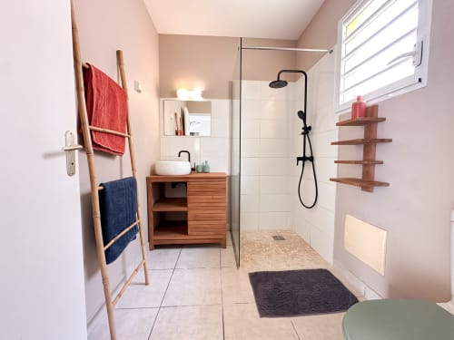 Salle de bain moderne à la villa Exotic Villas Martinique Goyave avec douche à l'italienne, meuble vasque en bois et sèche-serviettes chauffant au