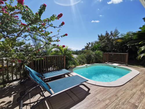 Piscine turquoise avec transats, jardins tropicaux et montagnes aux Exotic Villas Martinique, Le Diamant