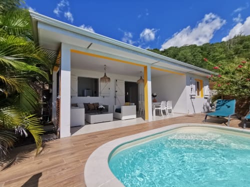 Villa Ananas aux Exotic Villas Martinique au Diamant avec piscine turquoise, bungalow blanc moderne et jardin tropical luxuriant