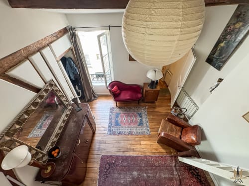 Vue aérienne de l'appartement Del Sarte aux Appartements Montmartre à Paris, avec parquet, coin séjour meublé et