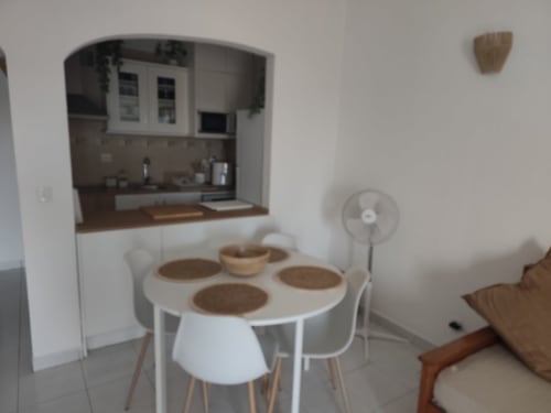 Apartamento T1 moderno no Albufeira Inn com mesa de jantar redonda branca, kitchenette e mobiliário contemporâneo em Albufeira,