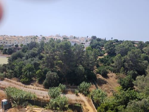 Vista da varanda do Albufeira Inn: vale cheio de jardins e árvores com edifícios residenciais ao fundo