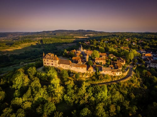 Village médiéval aux châteaux nichés dans les forêts verdoyantes de Sousceyrac-en-Quercy, France
