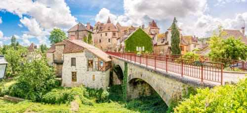 Pont et tour de pierre médiévale à Sousceyrac-en-Quercy, accès au gîte Les Murmures du Bois