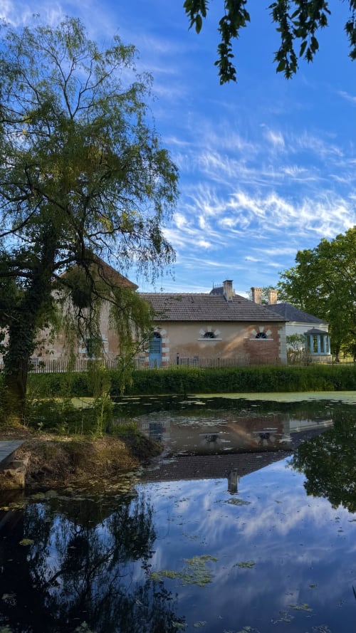 Cottage Cloffy à Nouans-les-Fontaines avec vue sur le lac, saule pleureur et reflets de ciel bleu