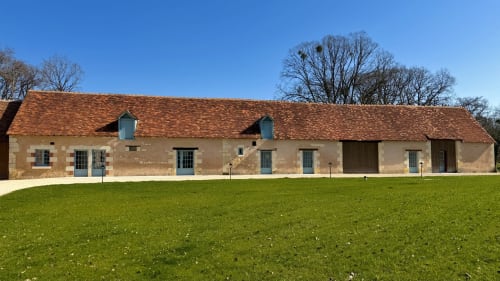 Cottage en pierre historique du Cloffy B&B à Nouans-les-Fontaines avec pelouse bien entretenue et toit en tuiles