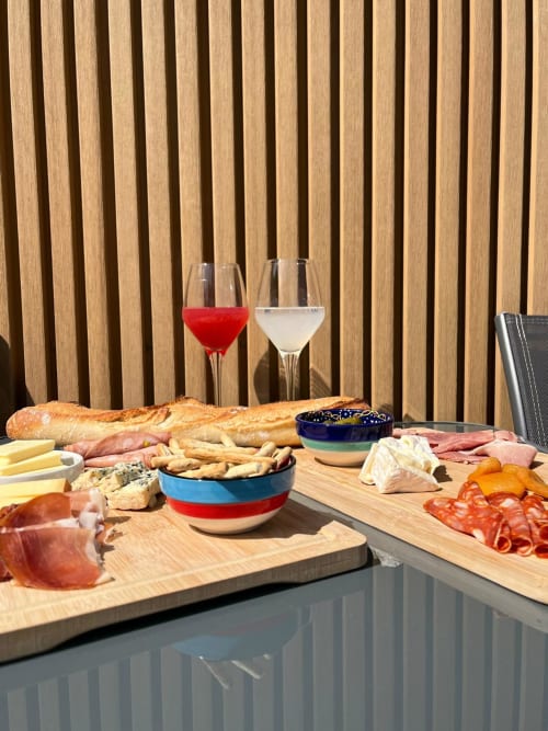 Plateau de charcuterie française à Les clés d'à côté près de Rouen avec vin, pain et charcuteries