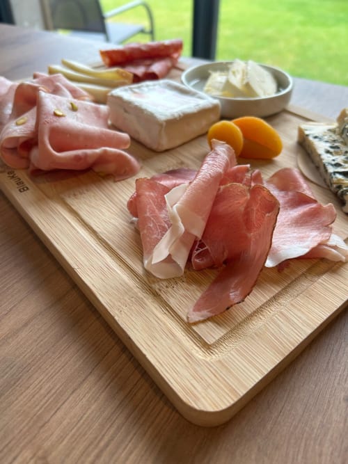 Plateau de charcuterie avec viandes, fromages et légumes aux Clés d'à côté près de Rouen, France