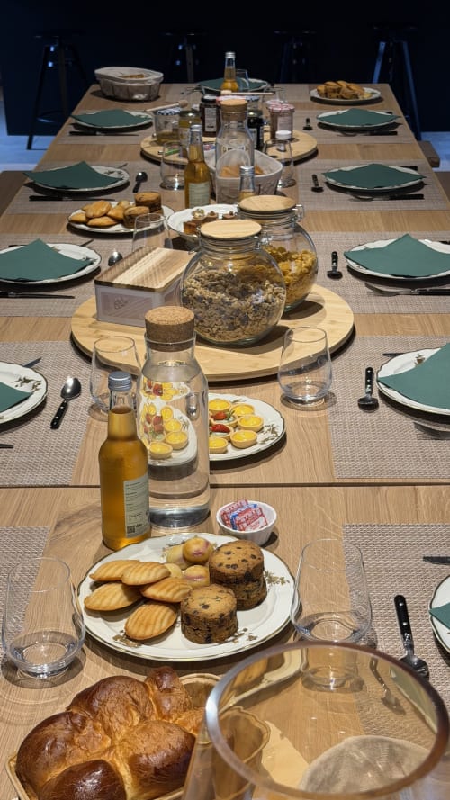 Table élégante du Cloffy cottage à Nouans-les-Fontaines avec sets de table verts, pâtisseries, pain et boissons