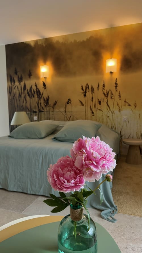Pivoines roses dans un vase vert sur table, chambre cottage avec vue murale sur lac au gîte Cloffy, Nouans-les-Fontaines