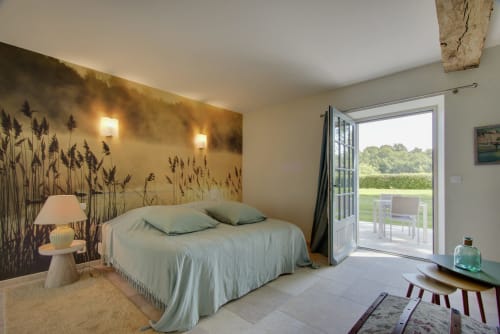 Chambre paisible du cottage Cloffy avec fresque de roseaux, vue sur le lac et mobilier contemporain à Nouans-les-Fontaines