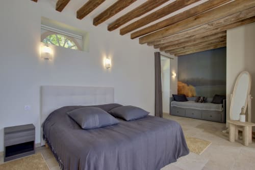 Chambre spacieuse à Cloffy avec poutres apparentes, vue sur le lac et équipements modernes à Nouans-les-Fontaines