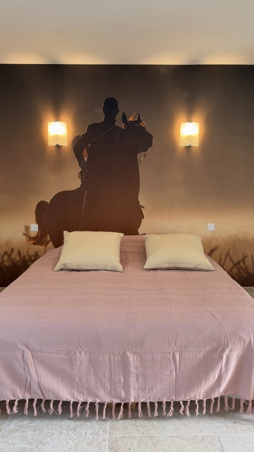 Chambre du gîte Cloffy avec fresque western et literie rose, vue panoramique sur le lac, Nouans-les-Fontaines