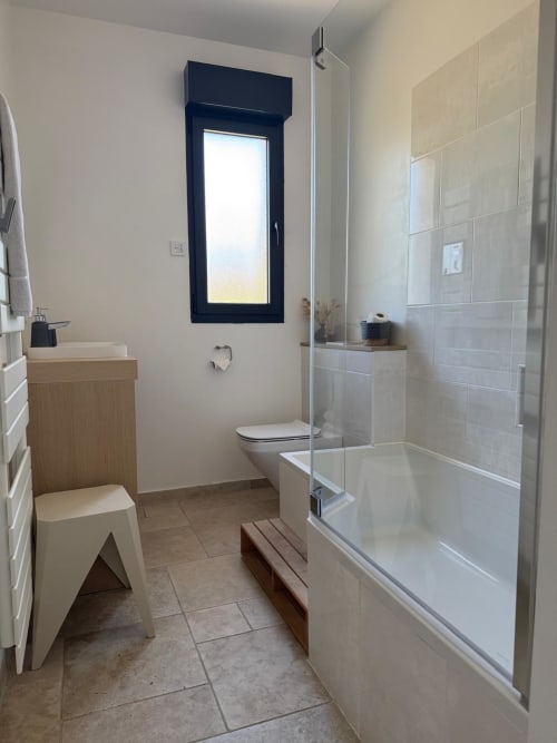 Baño moderno en Les clés d'à côté B&B cerca de Rouen con ducha, inodoro y lavabo