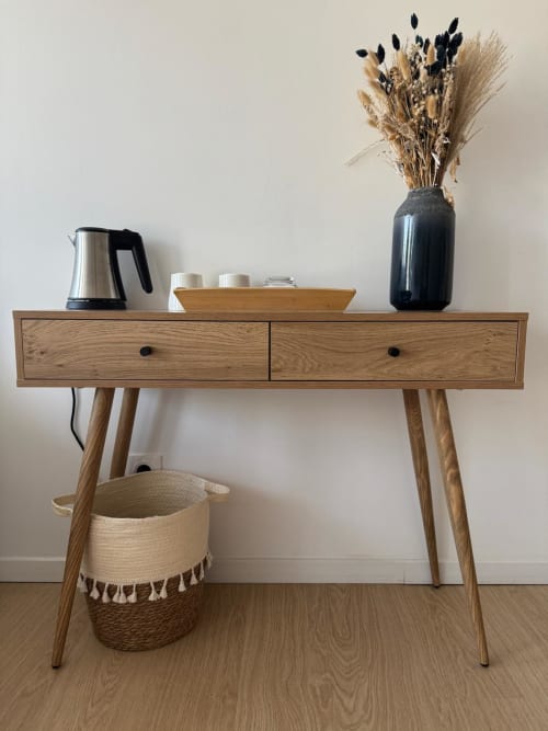 Escritorio moderno de madera con dos cajones en Les clés d'à côté B&B cerca de Rouen, con hervidor, flores secas y almacenamiento tejido