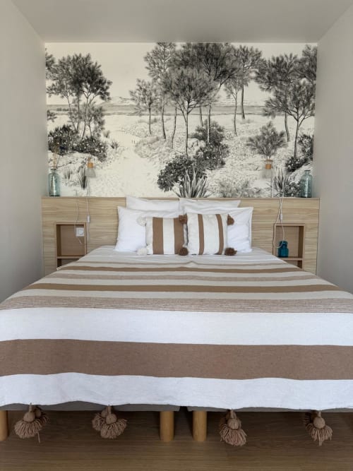 Chambre élégante avec literie rayée, tête de lit en bois et fresque murale aux Clés d'à côté près de Rouen