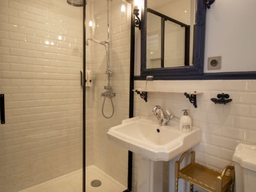 Salle de bain moderne avec carrelage métro blanc, lavabo sur colonne et douche à l'italienne à L'Écrin des Roches