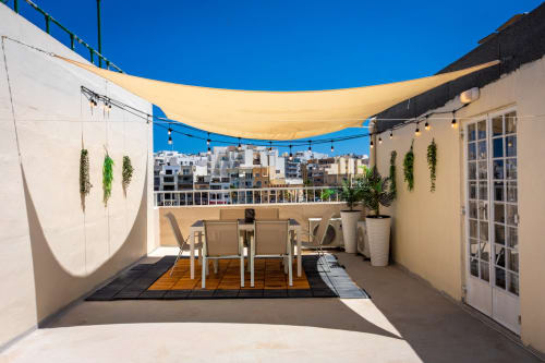 Terrazza con vista mare della casa a schiera a Marsaskala, zona pranzo e comfort moderni