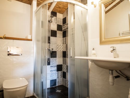 Salle de bain moderne avec carrelage à damier noir et blanc à la douche, L'Écrin des Roches, Le Langon