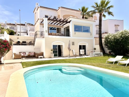 Villa Sienna en Nerja: casa mediterránea luminosa con piscina, terraza y palmeras