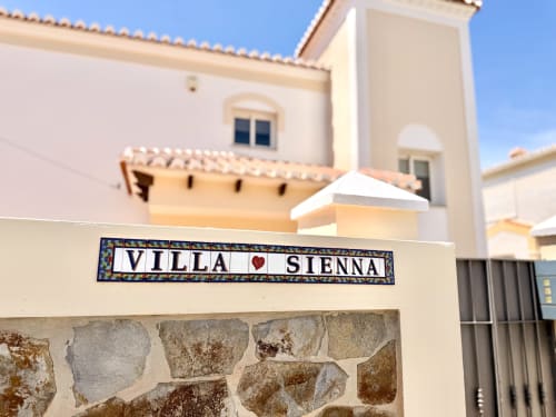Señal de entrada Villa Sienna con azulejos decorativos, encantadora villa en Nerja con arquitectura color crema y tejado de barro