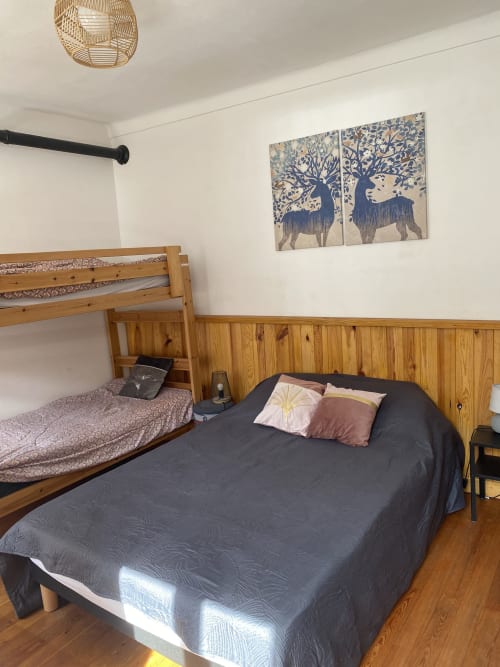 Chambre cosy du gîte L'encabanée à Saint-Paul-sur-Ubaye avec lit superposé et lit queen-size