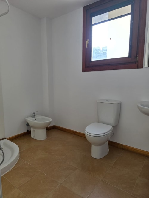 Baño del apartamento Fuente Bellota 9 en Apartamentos el Manantial de Chóvar, Chóvar con inodoro, bidé y ventana