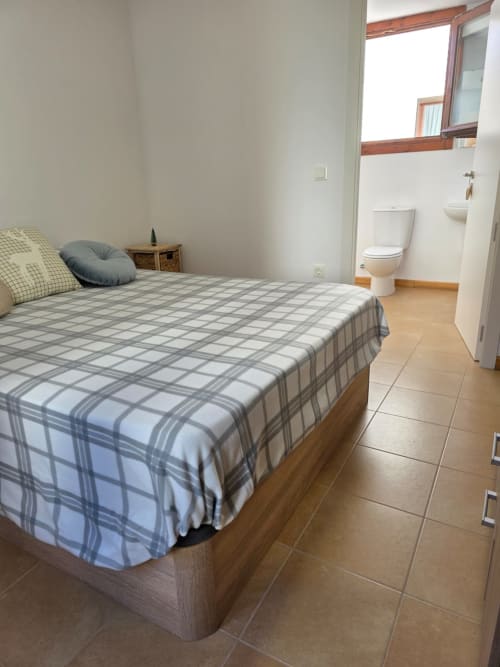 Dormitorio en Apartamentos el Manantial de Chóvar con cama individual, baño privado y vistas a la montaña