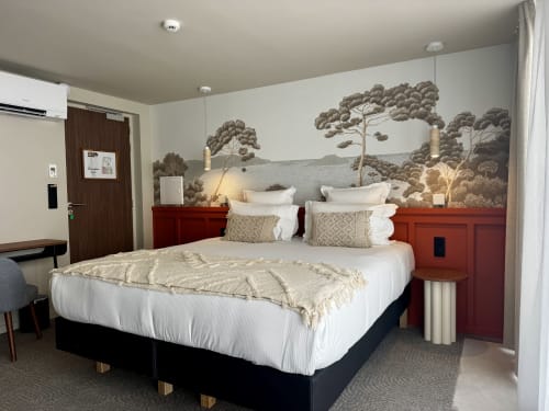 Chambre supérieure grand lit à l'Hôtel des Quatre Saisons, Guérande, avec fresque méditerranéenne et tables de nuit rouges