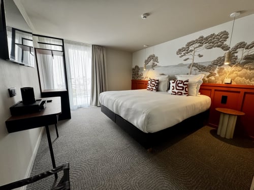 Suite king deluxe à l'Hôtel des Quatre Saisons à Guérande avec terrasse, décor contemporain et TV écran plat